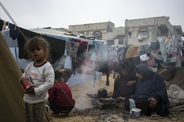 ▲이스라엘의 폭격을 피해 무와시 지역으로 피란한 가자지구 주민들이 지난해 12월 28일 임시 텐트 밖에서 음식을 만들고 있다. 팔레스타인(가자지구)/AP연합뉴스

