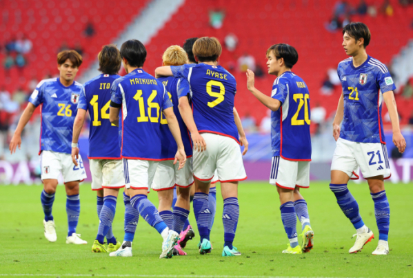 ▲14일 카타르 도하 앗수마마 스타디움에서 열린 2023 아시아축구연맹(AFC) 아시안컵 조별리그 D조 일본과 베트남의 경기. 일본 우에다 아야세(9번)가 팀의 네번째 골을 넣은 뒤 동료들과 기뻐하고 있다. (연합뉴스)