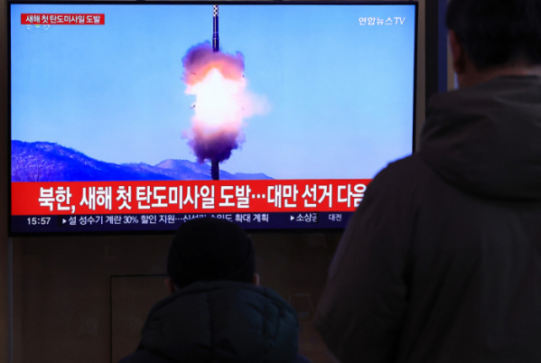 ▲북한이 동해상으로 미상의 탄도미사일을 발사한 14일 오후 서울역 대합실에서 시민들이 관련 보도를 보고 있다. (연합뉴스)
