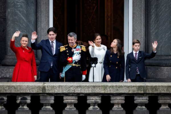 ▲덴마크의 새 국왕으로 즉위한 프레데릭 10세(왼쪽에서 3번째)와 메리 왕비(왼쪽에서 4번째)가 자녀들과 함께 14일(현지시간) 코펜하겐의 크리스티안보르 궁전 발코니에서 손을 흔들고 있다. 코펜하겐/로이터연합뉴스 