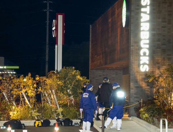 ▲일본 에히메현 카페 총격 사건 현장에 출동한 경찰 (연합뉴스)
