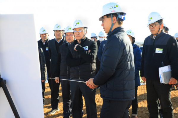 ▲이한준(왼쪽 네 번째) LH 사장이 인천계양 주택건설 현장을 점검하고 있다. (사진제공=LH)