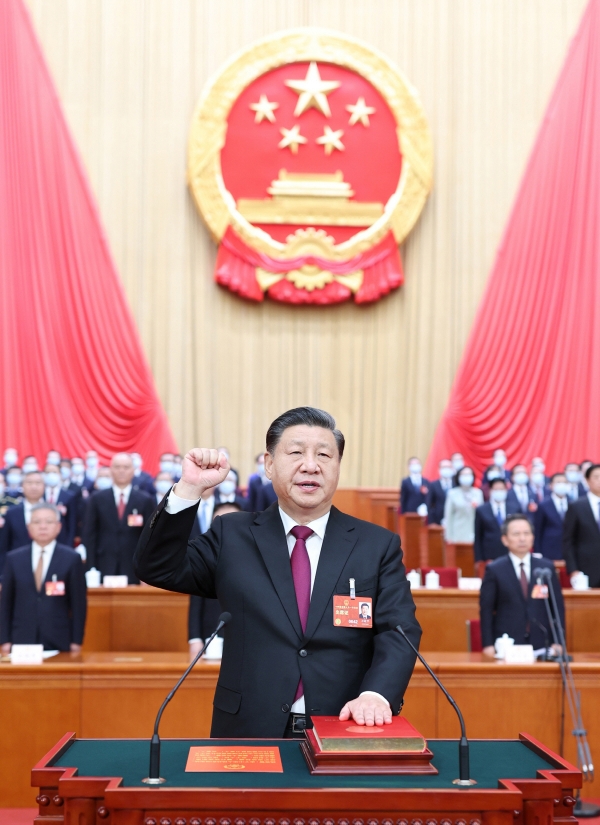 ▲시진핑 중국 국가주석이 지난해 3월 10일 14기 전국인민대표대회 제1차 전체회의에서 선서하고 있다. 베이징/AP뉴시스
