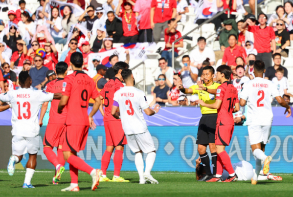 ▲15일(현지시간) 카타르 도하 자심 빈 하마드 스타디움에서 열린 2023 아시아축구연맹(AFC) 아시안컵 조별리그 E조 한국과 바레인의 경기. 대표팀 선수들이 박용우가 경고를 받자 판정에 항의하고 있다.  (연합뉴스)