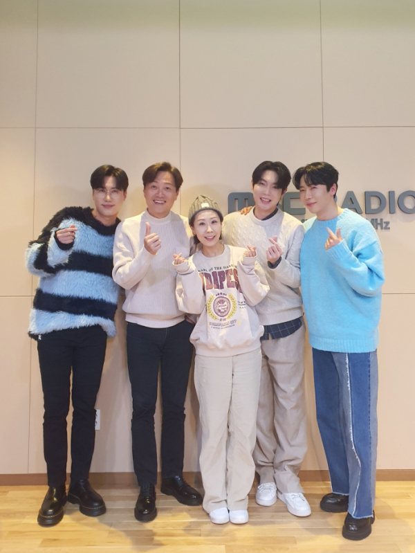 ▲불타는 신에손(손태진, 신성, 에녹)(사진제공=MBC 표준FM '지금은 라디오 시대' 보이는 라디오 영상 캡처)