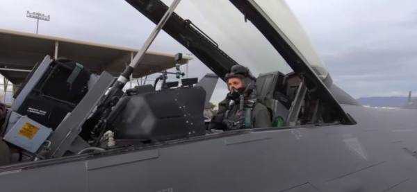 ▲매디슨 마시 소위가 F-16 후방석에 앉아 이륙을 준비 중이다. 출처 AIRBOYD