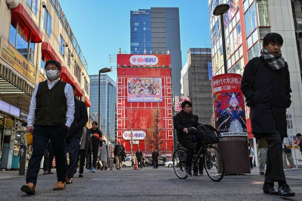 ▲12일 일본 도쿄 아키하바라역 앞의 보행자 전용 구역을 사람들이 지나가고 있다. 도쿄/AFP연합뉴스

