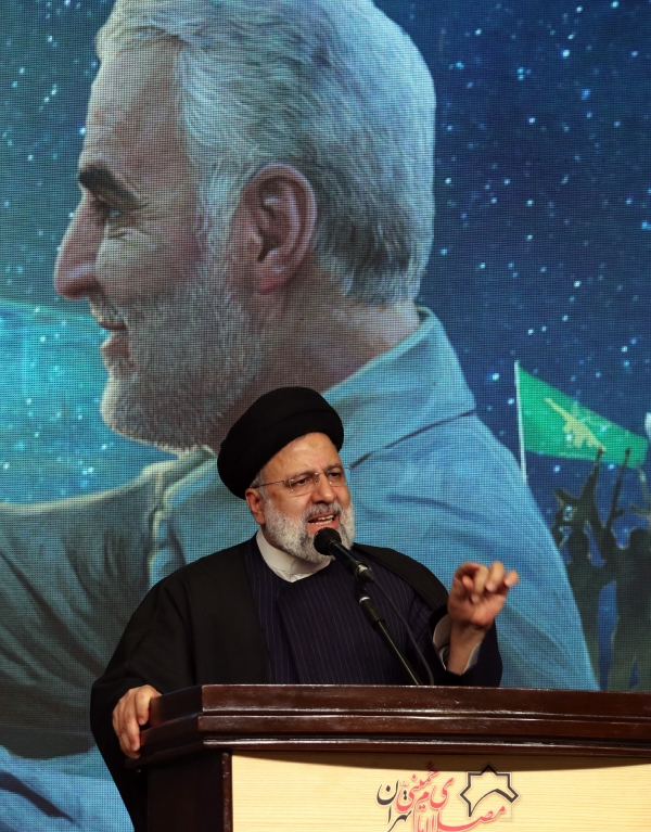 ▲에브라힘 라이시 이란 대통령이 3일 가셈 솔레이마니 이란 혁명수비대(IRGC) 쿠드스군 사령관 사망 4주기 추도식에서 연설하고 있다. 테헤란/EPA연합뉴스
