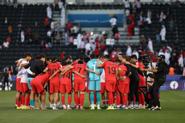 ▲15일(현지시간) 카타르 도하 자심 빈 하마드 스타디움에서 열린 2023 아시아축구연맹(AFC) 카타르 아시안컵 E조 조별리그 1차전 대한민국과 바레인의 경기, 대한민국의 3대1 승리를 거둔 뒤 대한민국 대표팀 선수들이 인사를 나누고 있다. (뉴시스)
