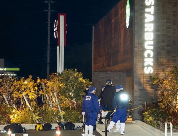 ▲14일 밤 일본 에히메현의 카페에서 발생한 총격 사건 현장에 경찰이 출동해 수사하고 있다. (교도/연합뉴스)
