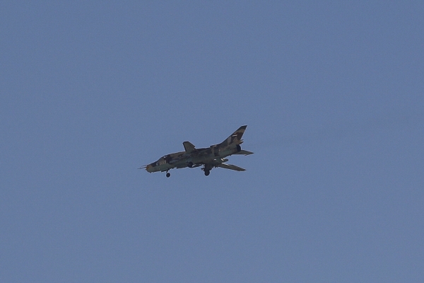 ▲5일(현지시간) 예멘 반군 전투기 1대가 예멘 수도 사나 상공을 날고 있다. 사나/로이터연합뉴스
