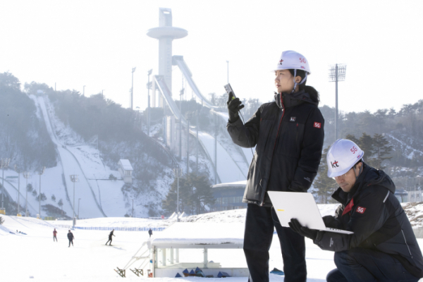 ▲KT 네트워크 전문가가 2024 강원 동계청소년올림픽대회에 활용되는 통신 장비를 점검하고 있다. (사진제공=KT)