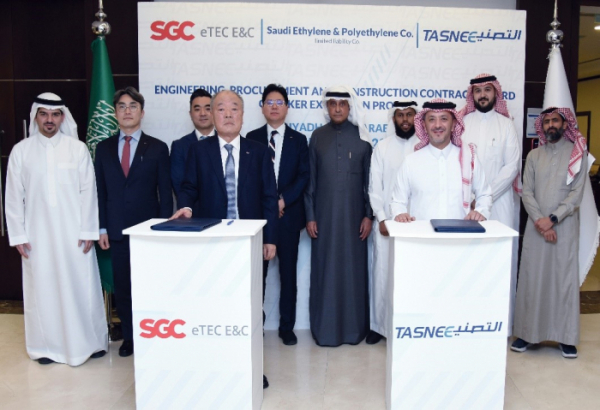 ▲안찬규 SGC이테크건설 부회장(왼쪽)과 Khalid A. Al Khater SEPC CEO(오른쪽)가 사업협약(LOA)에 서명 후 기념 촬영하고 있다. SGC이테크건설은 지난해 12월 22일 사우디에서 5억 달러 규모의 수주를 달성했다.  (사진= SGC이테크건설)