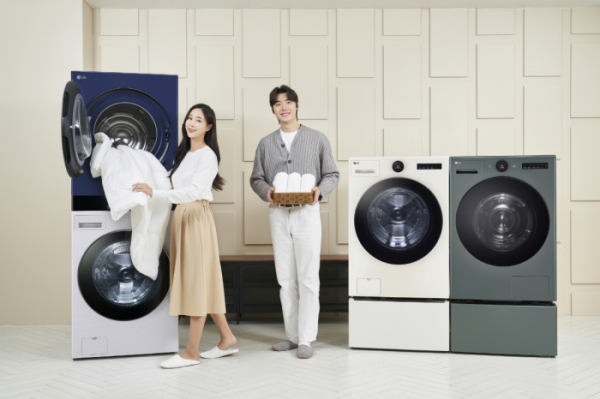 ▲모델이 (왼쪽부터) 트롬 워시타워, 세탁기, 건조기 신제품을 소개하고 있다. (자료제공=LG전자)