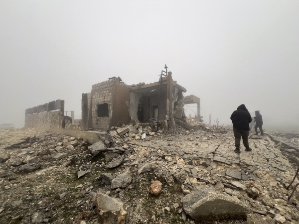 ▲16일(현지시간) 시리아 이들리브 북서부에 있는 탈테타 마을의 한 의료 시설이 이란의 미사일 공격을 받아 무너져 있다. 이들리브(시리아)/AP연합뉴스
