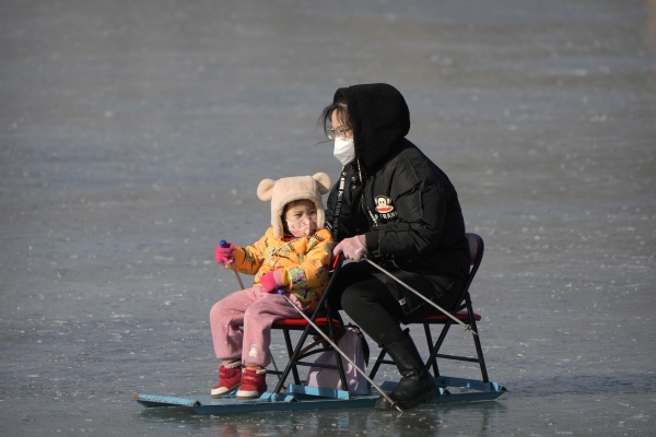 ▲지난해 1월 17일 중국 베이징의 한 연못에서 모녀가 썰매를 지치고 있다. 베이징/AP뉴시스
