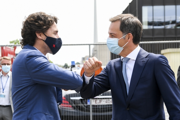 ▲쥐스탱 트뤼도(왼쪽) 캐나다 총리와 알렉산더 더크로 벨기에 총리가 2021년 6월 15일 인사하고 있다. 푸어스(벨기에)/AP뉴시스
