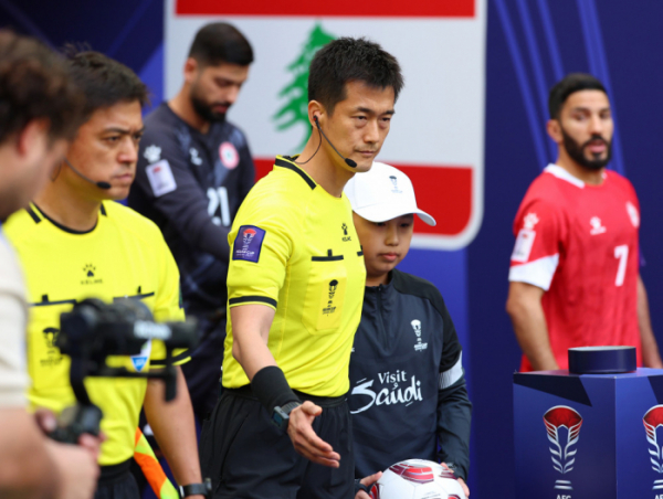 ▲17일 카타르 도하 앗수마마 스타디움에서 열린 2023 아시아축구연맹(AFC) 아시안컵 조별리그 A조 레바논과 중국의 경기에서 심판을 맡은 고형진 주심(가운데)과 박상준 부심이 경기장에 들어서고 있다.  (연합뉴스)