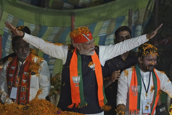 ▲나렌드라 모디 인도 총리가 지난해 11월 27일 선거 유세 현장에서 지지자들을 만나고 있다. 하이데라바드(인도)/AP뉴시스

