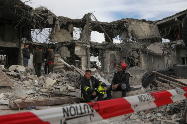 ▲이집트 구조대원들이 17일(현지시간) 이란 폭격에 무너진 건물들 사이에서 쉬고 있다. 아르빌(이라크)/AFP연합뉴스
