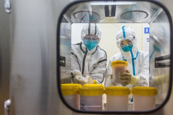 ▲2020년 2월 25일 중국 베이징의 중국질병통제예방센터 연구실에서 직원들이 코로나19 바이러스 변종을 검사하고 있다. 베이징/신화뉴시스
