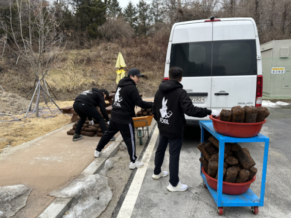 ▲가상자산 거래소 포블 임직원들이 18일 발달장애인들의 재활과 자립을 돕는 푸르메 소셜팜에서 자원 봉사활동을 하고 있다. (사진제공=포블)