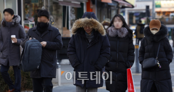 ▲서울 영등포구 여의도역 일대에서 두꺼운 외투를 입은 직장인들이 출근길 발걸음을 재촉하고 있다. 조현호 기자 hyunho@