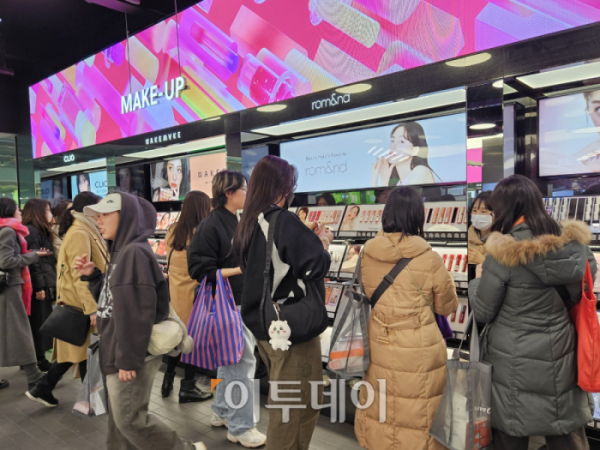 ▲31일 오후 서울 중구 명동에 있는 올리브영 명동월드점에서 손님들이 화장품을 고르고 있다. (문현호 기자 m2h@)