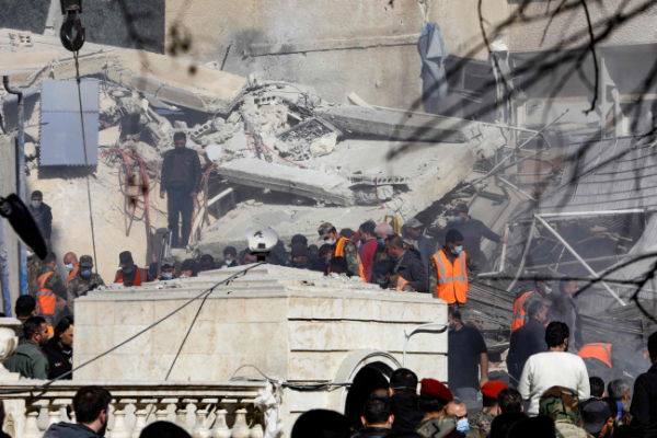 ▲20일(현지시간) 이스라엘군의 공습으로 파괴된 시리아 다마스쿠스의 건물 앞에 사람들과 구조대원들이 모여있다. (다마스쿠스/AFP연합뉴스)