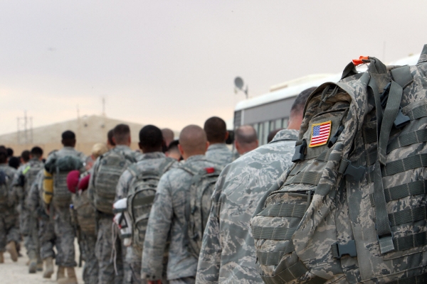 ▲이라크 알아사드 공군기지에서 2011년 11월 1일(현지시간) 미군 병력이 미국으로 복귀하기 위해 줄을 서고 있다. 바그다드/AFP연합뉴스

