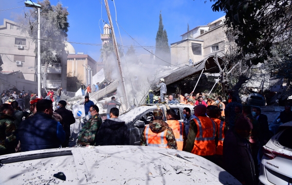 ▲시리아 다마스쿠스에서 20일(현지시간) 구조대원들이 이스라엘 공습으로 무너진 건물에서 구조활동을 하고 있다. 다마스쿠스/EPA연합뉴스
