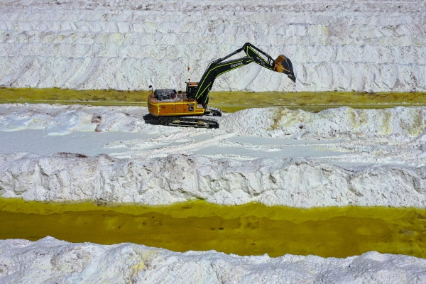 ▲2022년 9월 12일 칠레 칼라마 아타카마 사막에 있는 칠레 리튬 생산업체 SQM의 리튬 광산에서 채굴 작업이 이뤄지고 있다.  (칼라마(칠레)/AFP연합뉴스)