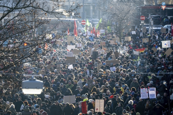 ▲독일 뉘른베르크에서 20일(현지시간) 반극우 시위대가 거리로 나오고 있다. 뉘른베르크(독일)/AP연합뉴스
