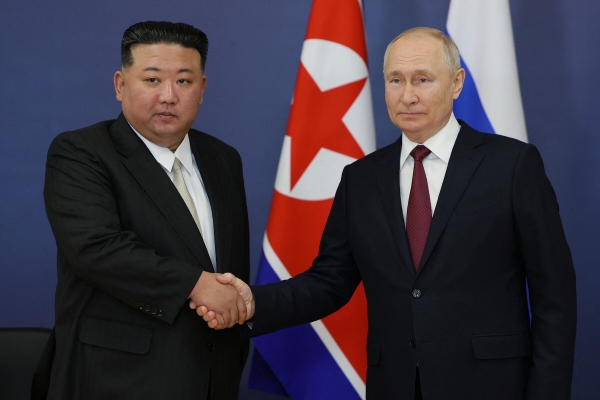 ▲블라디미르 푸틴(오른쪽) 러시아 대통령과 김정은 북한 국무위원장이 지난해 9월 13일 러시아 아무르주 보스토치니 우주기지에서 열린 회담에서 악수하고 있다. 아무르(러시아)/로이터연합뉴스
