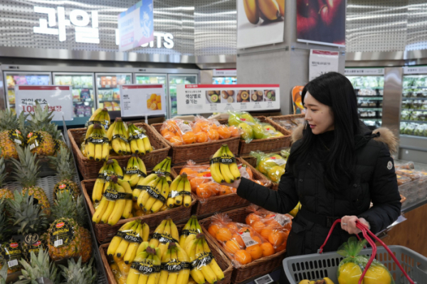 ▲롯데마트 제타플렉스 서울역점 농산 매장에서 바나나를 구매하고 있는 모습 (사진제공=롯데마트)