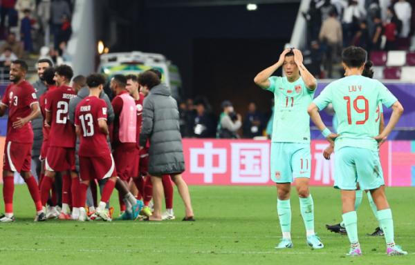 ▲22일(현지시간) 카타르 도하 칼리파 인터내셔널 스타디움에서 열린 2023 아시아축구연맹(AFC) 아시안컵 조별리그 A조 카타르와 중국의 경기에서 0대1로 패한 중국 선수들이 아쉬워하고 있다.  (연합뉴스)