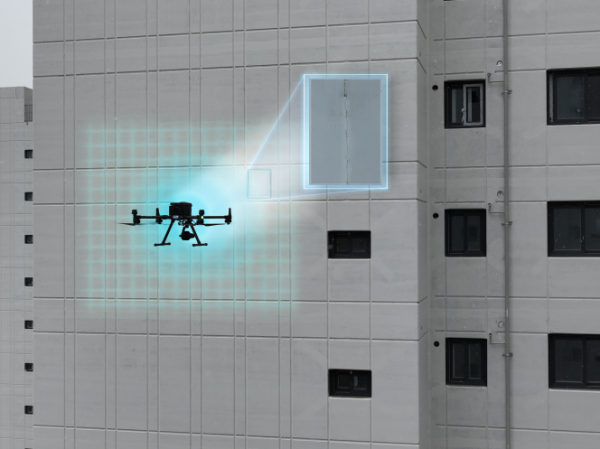 ▲고화질 영상장비를 장착한 드론이 POS-VISION으로 아파트 외벽을 촬영하고 있다. (자료제공=포스코이앤씨)