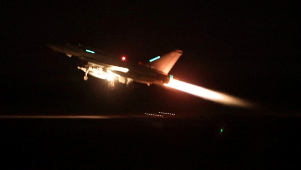 ▲영국 공군(RAF) 타이푼 전투기가 12일(현지시간) 예멘 후티 반군의 근거지를 공격하기 위해 사이프러스 아크로티리 공군기지에서 이륙하고 있다. 아크로티리(사이프러스)/로이터연합뉴스
