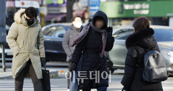 ▲서울 아침 최저기온이 영하 14도를 기록하는 등 강추위가 계속된 23일 서울 종로구 광화문역 일대에서 두꺼운 외투를 입은 시민들이 발걸음을 재촉하고 있다. 조현호 기자 hyunho@
