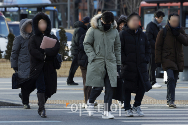 ▲서울 아침 최저기온이 영하 14도를 기록하는 등 강추위가 계속된 23일 서울 종로구 광화문역 일대에서 두꺼운 외투를 입은 시민들이 발걸음을 재촉하고 있다. 조현호 기자 hyunho@