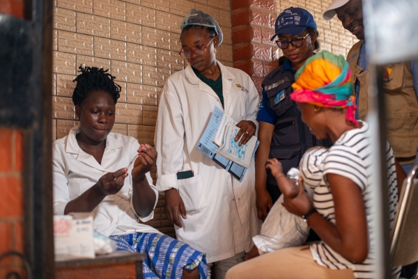 ▲카메룬 두알라에서 22일(현지시간) 간호사가 아기에게 말라리아 백신을 접종할 준비를 하고 있다. 두알라(카메룬)/EPA연합뉴스
