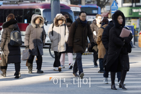 ▲서울 아침 최저기온이 영하 14도를 기록하는 등 강추위가 계속된 23일 서울 종로구 광화문역 일대에서 두꺼운 외투를 입은 시민들이 발걸음을 재촉하고 있다. 조현호 기자 hyunho@ (이투데이DB)