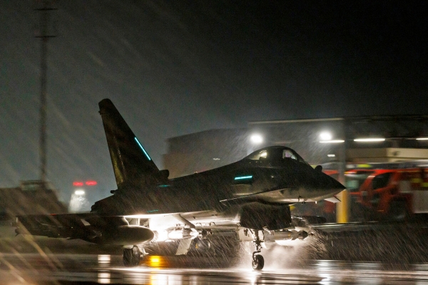 ▲키프로스 아크로티리 공군기지에서 22일(현지시간) 영국 공군 전투기가 후티 반군을 공격하기 위해 출격하고 있다. 아크로티리(키프로스)/AFP연합뉴스
