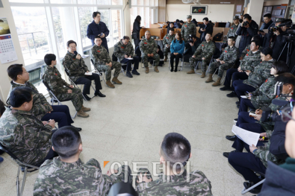 ▲이재명 더불어민주당 대표가 24일 오후 경기도 김포 해병 2사단 1여단을 방문해 장병들과 만나 간담회를 하고 있다. 조현호 기자 hyunho@