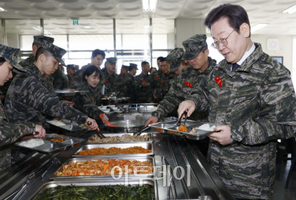 ▲이재명 더불어민주당 대표가 24일 오후 경기도 김포 해병 2사단 1여단을 방문해 병영식당에서 음식을 식판에 담고 있다. 조현호 기자 hyunho@