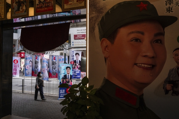 ▲홍콩에서 지난달 10일 마오쩌둥 공연 포스터 너머로 구의회 선거 포스터들이 보인다. 홍콩/AP뉴시스
