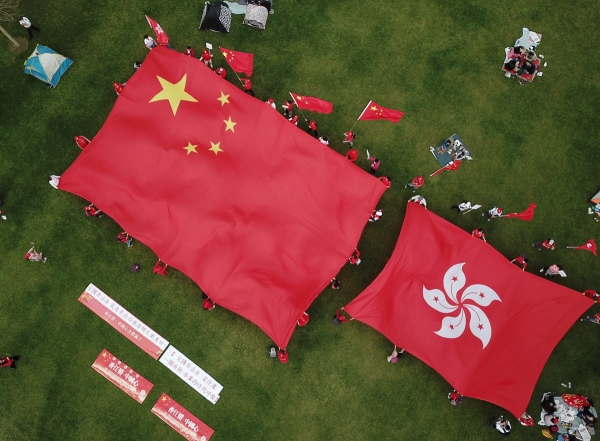 ▲홍콩 타마르 공원에서 2021년 3월 6일 시민들이 ‘애국자가 통치하는 홍콩’ 원칙을 지지하는 행사를 벌이고 있다. 홍콩/신화뉴시스
