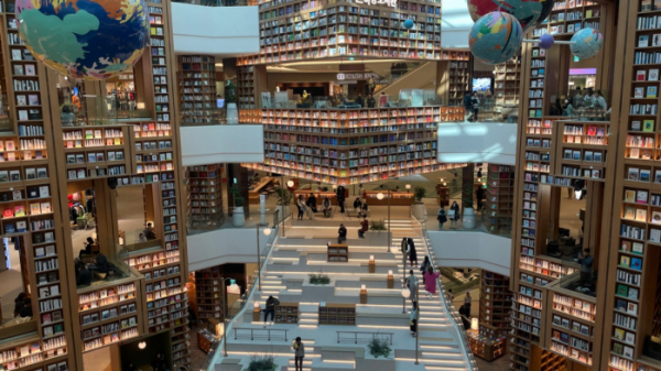 ▲스타필드 수원 내 별마당 도서관. 22m 높이의 층고가 돋보인다. (사진촬영=허정윤 기자)