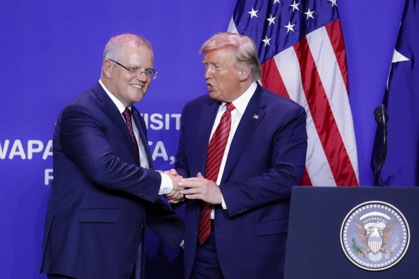 ▲스콧 모리슨(왼쪽) 전 호주 총리와 도널드 트럼프 전 미국 대통령이 2019년 9월 22일 공동 기자회견장에서 인사하고 있다. 와파코네타(미국)/AP뉴시스
