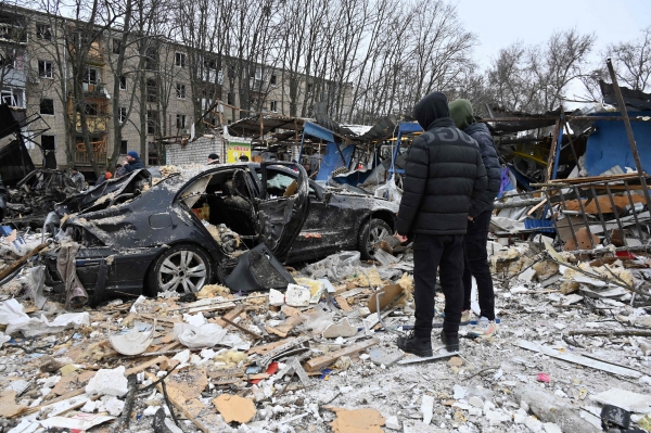 ▲우크라이나 하르키우 주민이 러시아 미사일 폭격에 산산조각 난 잔해들을 살피고 있다. 하르키우(우크라이나)/AFP연합뉴스
